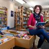 In der Bücherei in Kutzenhausen gibt es jeden Monat Lesetipps. Unter anderem kennt sich die stellvertretende Leiterin der Einrichtung, Sabrina Spengler, aus.