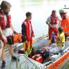 Seewegrettung: Bootsführer Andreas Förg bekommt Anweisungen von Notärztin Amelie Konrad über die "verletzte Person".