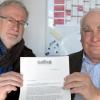 Dieter Schinhammer (rechts) und Arnold Schromm (links) mit dem Brief des Herzogs von Marlborough. Auf ihm prangt eine Darstellung von Blenheim Palace, das nach Blindheim benannt ist. 