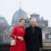 Königin Mathilde und König Philippe auf der Augustusbrücke in Dresden vor der Kuppel der Kunstakademie.