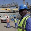 Bauarbeiter arbeiten am Lusail-Stadion, einem der Stadien der WM 2022. 