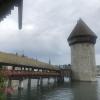 Die Kapellbrücke zählt zu den größten Sehenswürdigkeiten von Luzern.  	