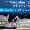 Kiloweise Drogen, eine größere Menge Bargeld und mehrere Waffen beschlagnahmte die Polizei am Dienstag bei einer Razzia im Raum Donauwörth. Es laufen Ermittlungen gegen sieben Männer und eine Frau.