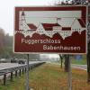 Die Marktgemeinde Babenhausen darf weiter auf einer Hinweistafel an der A7 für ihr Fuggerschloss werben. Ein neuer Standort wurde gefunden. 	 	