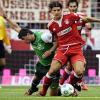 Fussball, 1. Bundesliga, 2. Spieltag, FC Bayern Muenchen gegen WerderBremen: Münchens MarioGomez (r.) spielt gegen Bremens Sebastian Boenisch. 