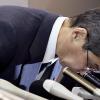 Ein Firmenchef zeigt Reue: Shigehisa Takada verbeugte sich gestern, als in er Tokio die Insolvenz von Takata bekannt gab.  	
