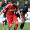 Umkämpftes Kellerduell: Markus Schiele (rechts) und der SV Straß kamen beim BSV Berg im Gau (links Spielertrainer Marcel Kappelmeier) zu einem 1:1-Unentschieden.  	