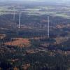 Drei von sechs Windrädern im Blumenthaler Forst nördlich der A8 stehen auf Aichacher Flur. Jetzt wird eine weitere Anlage geprüft. 