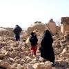 Menschen laufen über die Trümmer nach einem starken Erdbeben in der Provinz Herat im Westen Afghanistans.
