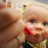 Forscher kommen zu dem Schluss, dass die frühe Gabe von erdnusshaltiger Nahrung bei Babys das Risiko einer späteren Erdnussallergie senken kann.