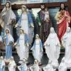Marienstatuen in allen Größen stehen in einem Souvenirshop in Medjugorje (Bosnien-Herzegowina). Seit 40 Jahren soll die Gottesmutter dort täglich den Gläubigen erscheinen.