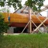 In Waltenhausen steht die Anemoi, ein hochseetaugliches Segelschiff, das der Künstler Axel Brandt und sein Bruder, der Autor Ulrich Brandt, selber geplant und gebaut haben. 