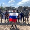 Auf diesem vom Prigozhin-Pressedienst veröffentlichten Foto, spricht Jewgeni Prigoschin (Mitte), der Chef des Militärunternehmens Wagner Group, mit einer russischen Nationalfahne in der Hand vor seinen Soldaten. Prigozhin sagt, seine Truppen hätten die Stadt nach der längsten und schwersten Schlacht des russisch-ukrainischen Krieges unter ihre Kontrolle gebracht.