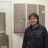 Museums-Serie Hurlach Helene Glatzel vor dem goldenen Ring, der bei den Grabungen entdeckt wurde / Die prähistorischen Funde in Hurlach<br>