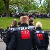 Polizeibeamte stehen am Maifeiertag 2018 vor einer Gruppe von linken Gegendemonstranten am Erfurter Hauptbahnhof.