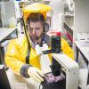 Ein Mitarbeiter arbeitet in einem Labor an Organismen im Hochsicherheitsbereich des Instituts für Virologie der Philipps-Universität Marburg.   