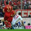 Bayern Münchens Thomas Müller (2.v.r.) erzielt an Ömer Toprak (r) und Torhüter Leno (l) vorbei das 1:0. dpa