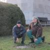 Gerd Beyer und Jürgen Zirch (rechts) vom Soldaten-, Reservisten und Kameradschaftsverein Dießen vor dem zerstörten Ehrengrab auf dem Dießener Friedhof St. Johann.