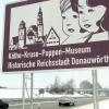 Ein großes Schild an der B 25 "Romantische Straße" am Kühberg nahe der Anschlussstelle Berg/Wörnitzstein weist nun auf das Käthe-Kruse-Puppen-Museum und die "Historische Reichsstadt Donauwörth" hin. Foto: Widemann