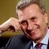 EU-Finanzkommissar Günther Oettinger warnt Boris Johnson vor einem harten Brexit: „Wenn er diese Ankündigung durchzieht, haben wir in der Tat ein Problem, er aber auch.“ 	