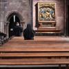 Eine Nonne verfolgt den katholischen Gottesdienst in einer Kirche.