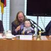 Jüngster Konferenzteilnehmer im Bundestag: Der 15 Monate alte Sohn von Anton Hofreiter. 