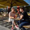 Anja Müller und Andreas Dutt warten bei „Hans im Glück“ auf ihr Essen.