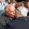 Der Bruderkuss: Michail Gorbatschow und Erich Honecker.