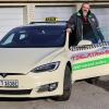 Roland Weibotner mit seinem Tesla. Wenn er damit unterwegs ist, erntet er neugierige Blicke.