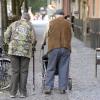 Rentnerpaar in Berlin. Kanzlerin Merkel verspricht das Renteneintrittsalter bei 67 Jahren zu belassen. Führende Ökonomen kritisieren sie dafür.