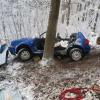 Zwischen Mickhausen und Langenneufnach ist ein Auto auf schneeglatter Straße von der Fahrbahn abgekommen und gegen einen Baum geprallt. Die Feuerwehr musste den Fahrer aus dem Auto befreien und hierfür das Dach abschneiden.