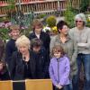 Die Projektleiterin Silvia Maria Sander (am Mikrofon) präsentierte gestern den Schulgarten mit der neuen Bezeichnung „Hortus Cartesianus“ sowie das Projektteam. 
