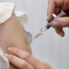 Im Zeitfenster von Oktober bis Mitte Dezember wird gefährdeten Gruppen zur Grippeschutzimpfung geraten.