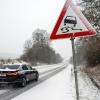 Bei schneebedeckter Straße sollten Autofahrer lieber langsam fahren - sonst kracht es.
