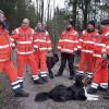 Prüfungsleiter Georg Adam der Landsberger Rettungshundestaffel bespricht sich mit seinem Team vor der nächsten Trainingseinheit in einem Waldstück bei Schwifting.