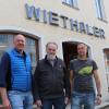 Das Traditionsgeschäft Wiethaler leert sich. Das Bild zeigt (von links) Rainer Bock (Organisator der Online-Auktion), Inhaber Thomas Wiethaler und Kai Rupp, der die Räume künftig nutzen wird.