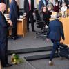 Susanne Hennig-Wellsow (r., Die Linke) hat Thomas Kemmerich (l., FDP), dem neuen Thüringer Ministerpräsident, die Blumen vor die Füße geworfen und wendet sich ab. 