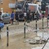 Menschen und Helfer sind auf einer Straße zu sehen, die überschwemmt wurde. Nach den dramatischen Überschwemmungen wegen heftiger Regenfälle in der italienischen Region Emilia-Romagna gibt es noch immer keine Entwarnung.