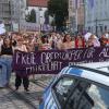 Das Oben-ohne-Kollektiv hat eine Demo durch die Augsburger Innenstadt organisiert.