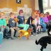 Die Issinger Kindergartenkinder hatten Besuch von der Rettungshundestaffel. Foto: Kindergarten Issing