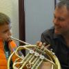 Leo Herget versuchte sich schon mal als Hornist. Instrumentallehrer Markus Meyer-Lischka unterstützte ihn dabei. 
