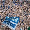 Die Fans des FC Schalke 04 feuern ihr Team an.