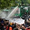 Ein Wasserwerfer spritzt 2010 im Schlossgarten auf Demonstranten, die gegen die geplante Abholzung mehrerer Bäume im Park protestierten.