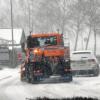 Teilweise gab es am Dienstag starke Schneeverwehungen auf den Straßen. Auf diesem Bild ist der Winterdienst bei Neusäß im Einsatz.