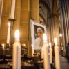 In vielen Kirchen wird in diesen Tagen für den emeritierten Papst Benedikt XVI. gebetet – hier etwa in Paderborn. Auch in Marktl zünden die Menschen Kerzen für ihn an. 