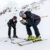 Die beiden DTM Fahrer Ricardo Feller (links) und Kelvin van der Linde trainieren mit dem britischen Slalom-Weltcupsieger Dave Ryding (rechts) Skifahren und im Renn-Simulator.