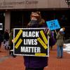 Eine Demonstrantin nimmt an einer "Black Lives Matter"-Kundgebung in Minneapolis teil.