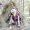 Luis aus Lauingen testete das Hasenlager, welches die Kinder aus dem Wertinger Waldcamp gebaut haben. 