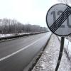 Die Höchstgeschwindigkeit auf der B30 wird ab 1. Februar im gesamten Stadtgebiet auf 120 Stundenkilometer begrenzt. Bislang durften Autofahrer auf dem Stück zwischen Wiblingen und Donaustetten unbegrenzt schnell fahren. Die Stadt begründet die Maßnahme mit vielen Unfällen, die sich auf der Strecke ereignet haben. 