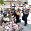 Polizisten legen nach dem Anschlag in Manchester Blumen ab.